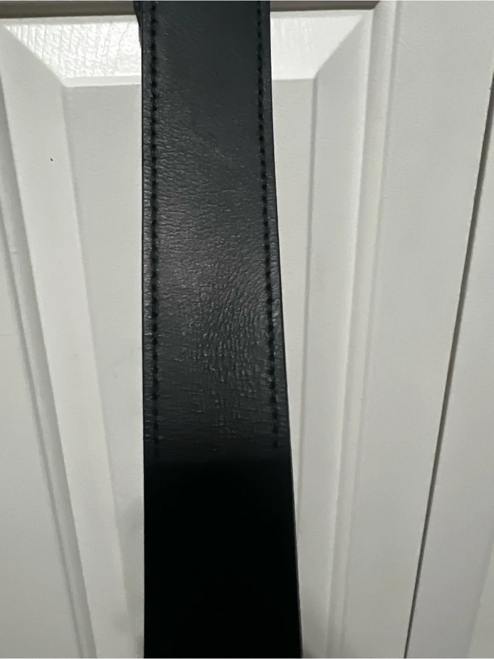 Men’s Black Columbia belt. Silver buckle. Size 34-36. Leather. Like New.